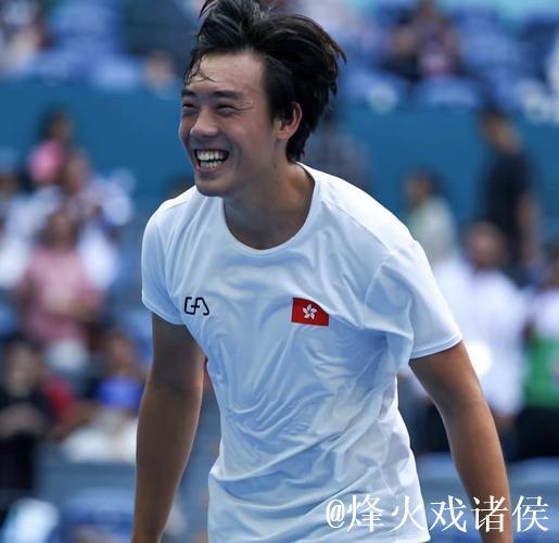 中国香港选手黄泽林体验匹克球 与观众打友谊赛 中国香港选手黄泽林体验匹克球 与观众打友谊赛